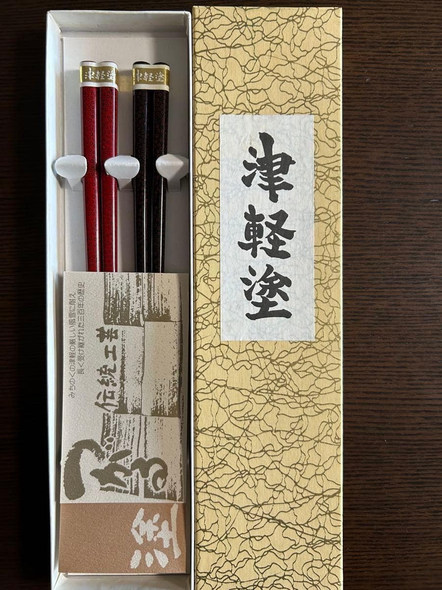 輪島塗　椿蒔絵洗朱塗呂色仕上重箱三段　台付 輪島塗 椿蒔絵洗朱塗呂色仕上重箱三段 台付 輪島塗椿